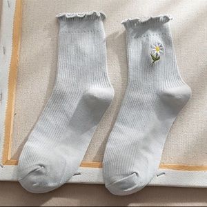 BRAND NEW daisy socks- 2pk
